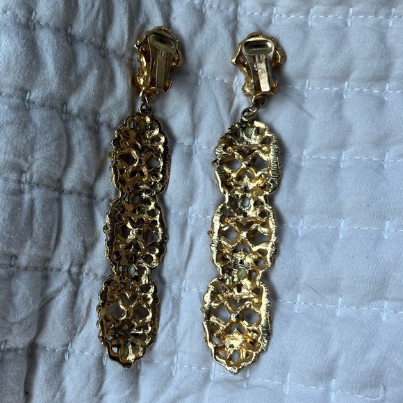 Vintage  Earrings Clip On Statement • Filagree • Faux Pearls • Gold Tone - Picture 2 of 2